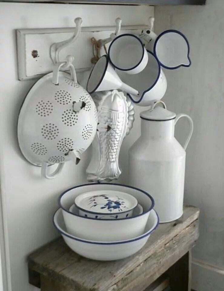 Посуда в интерьере фото Pin on Enamelware, Metals, Galvanized Vintage kitchen, Kitchen decor, Enamelware