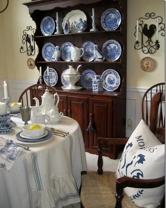 Посуда в интерьере гостиной Pin on Blue & White Porcelain&Pottery French country dining room, French country