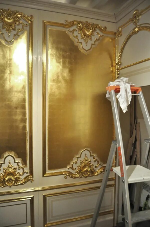 Поталь на стене в интерьере view of gilded panel Peinture dorée, Decoration et Peintures d'art abstrait