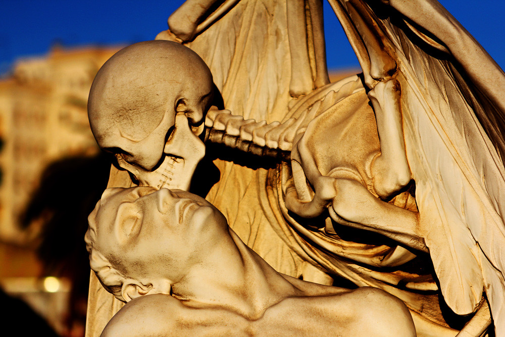 Поцелуй смерти фото 1988 на крыше Kiss of Death Kiss of death grave stone at Poblenou Cemeta. Flickr