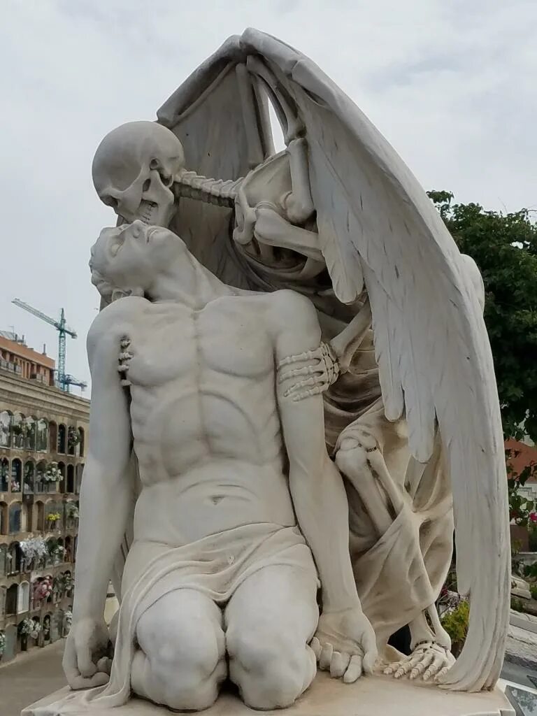 Поцелуй смерти фото история The Kiss Of Death - Eros And Thanatos In A Barcelona Cemetery Andrew Chesnut