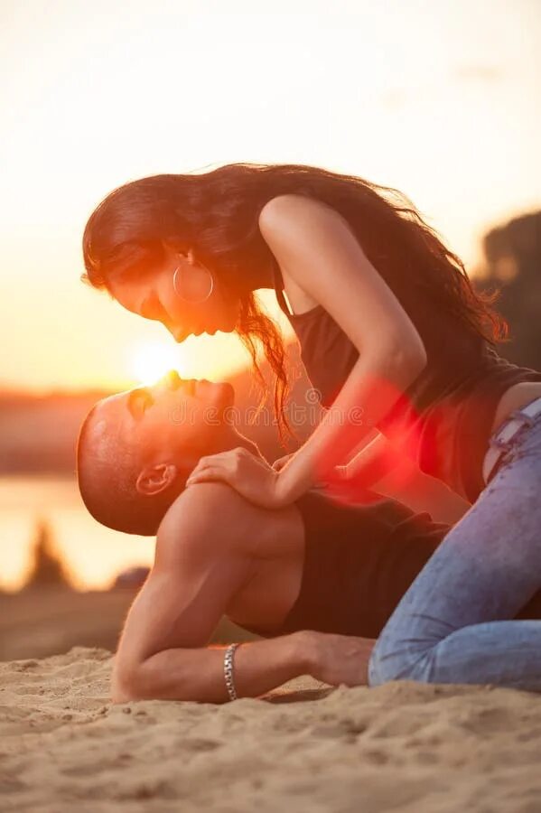 Поцелуй солнца фото Sun kiss with lens flare stock image. Image of lens, happy - 55176921