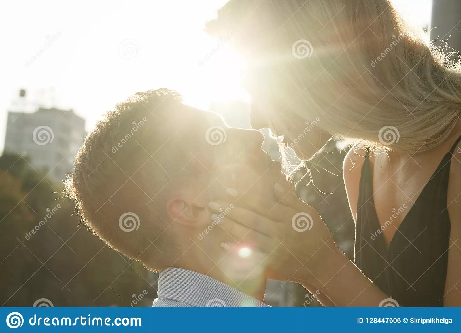 Поцелуй солнца фото The Couple Kisses, and between Them the Rays of the Sun, the Sun, the Light. Att