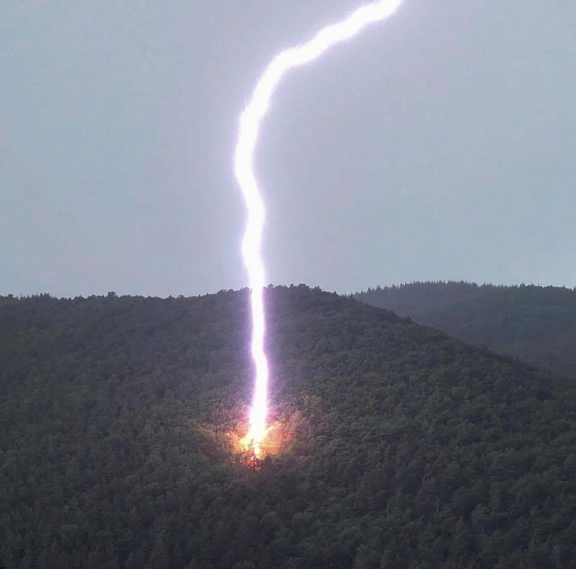 Потенциал молнии фото с земли Hiker captures moment huge lightning bolt strikes mountainside