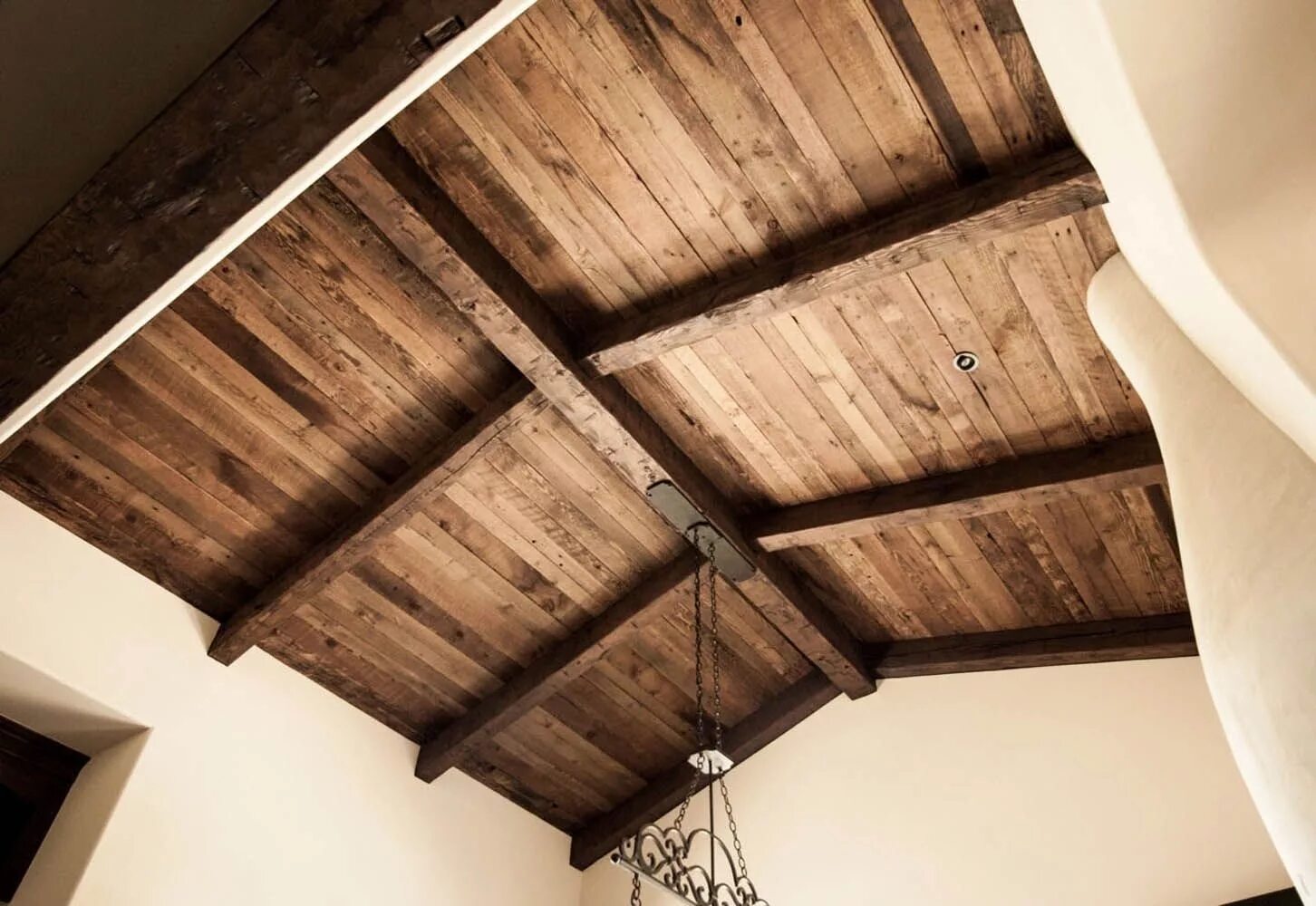 Потолки из дерева фото This ceiling used hand hewn Douglas fir beams with semi surfaced Douglas fir pla