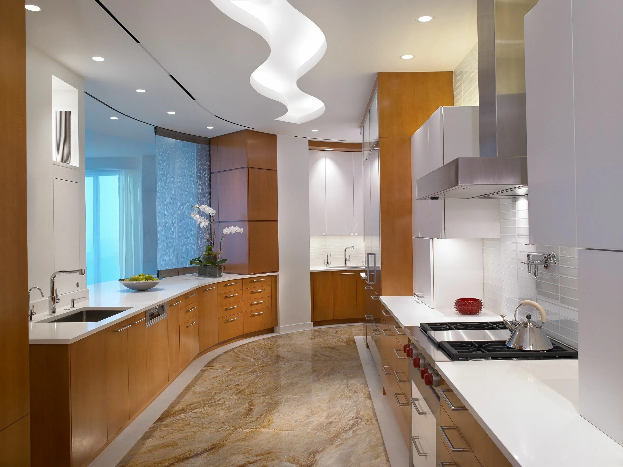 Потолки на кухне варианты дизайна фото A modern kitchen with quartz counter top and custom S-curved lighted ceiling. De