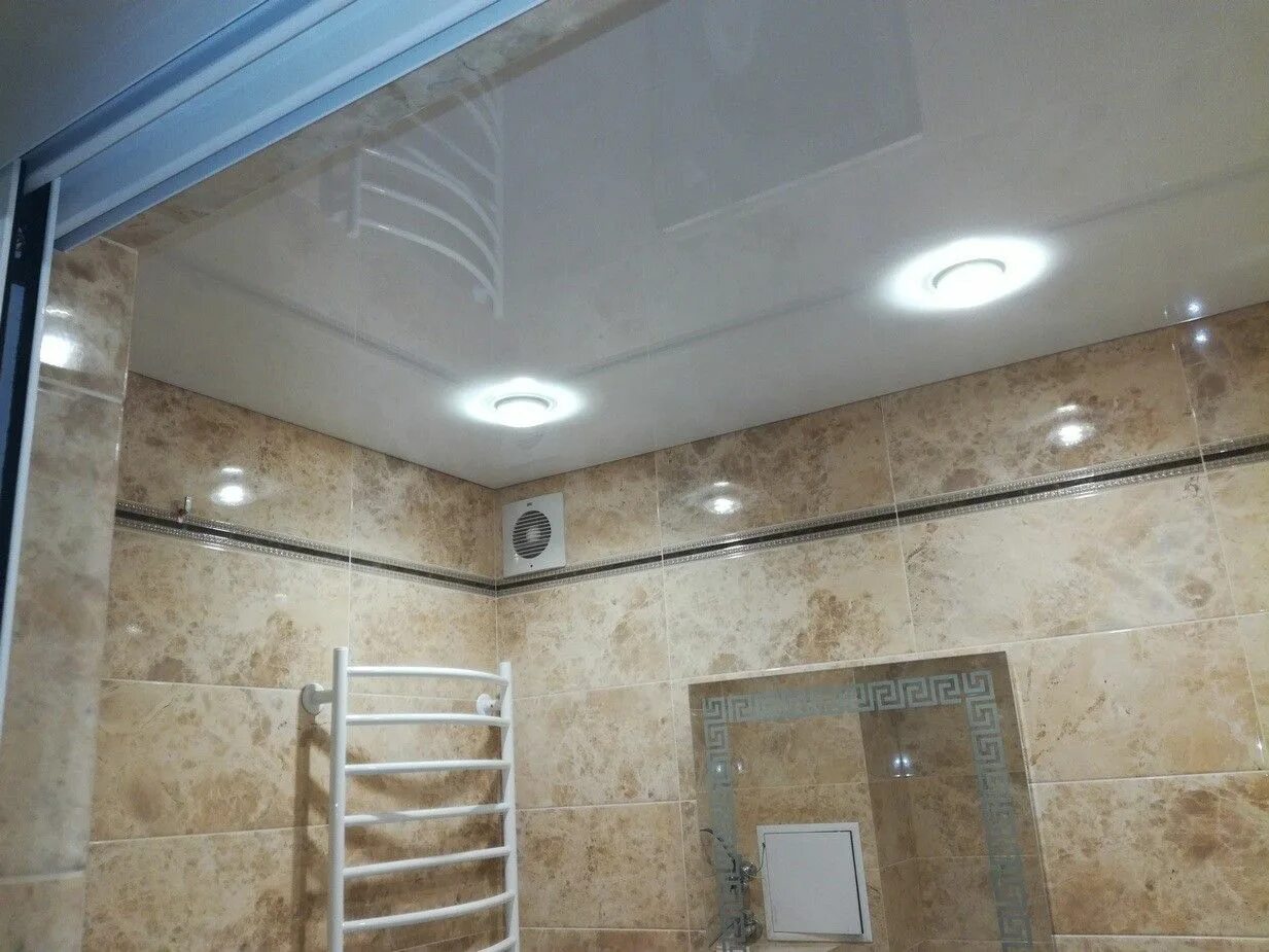 Потолки в ванной комнате варианты отделки фото Techo brillante para el baño Cielorrasos, Antihumedad, Techos