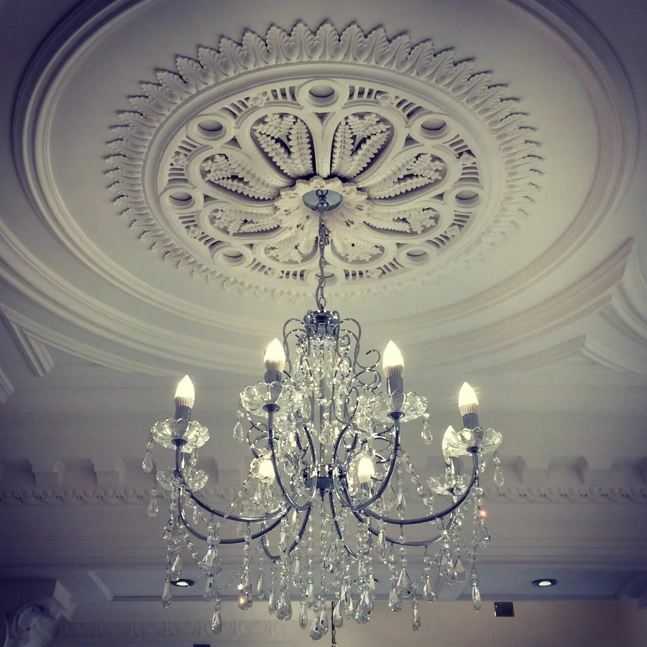 Потолочная розетка под люстру в интерьере Plaster Coving & Ceiling Roses Polyurethane Cornice Panel Mouldings Ceiling desi