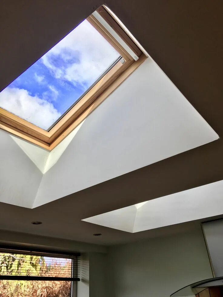 Потолочное окно фото Brightening your home with VELUX roof windows - Chilling with Lucas Skylight des