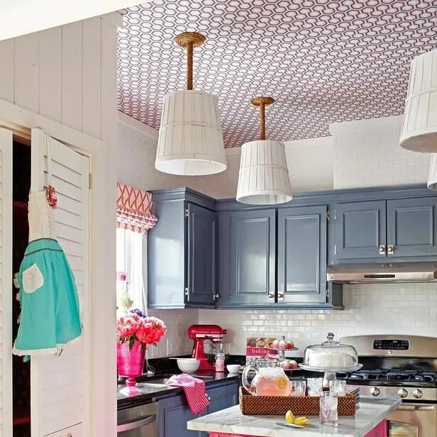 Потолочные обои на кухню фото No se me hubiese ocurrido nunca poner papel pintado en el techo de la cocina... 