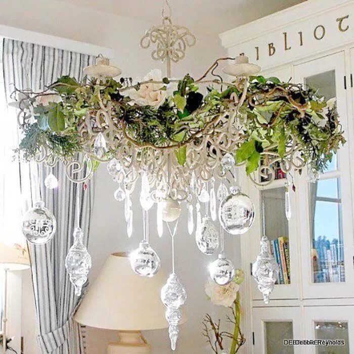 Потолочный декор своими руками 38 Gorgeous Christmas decorated chandeliers for holiday sparkle Christmas decora