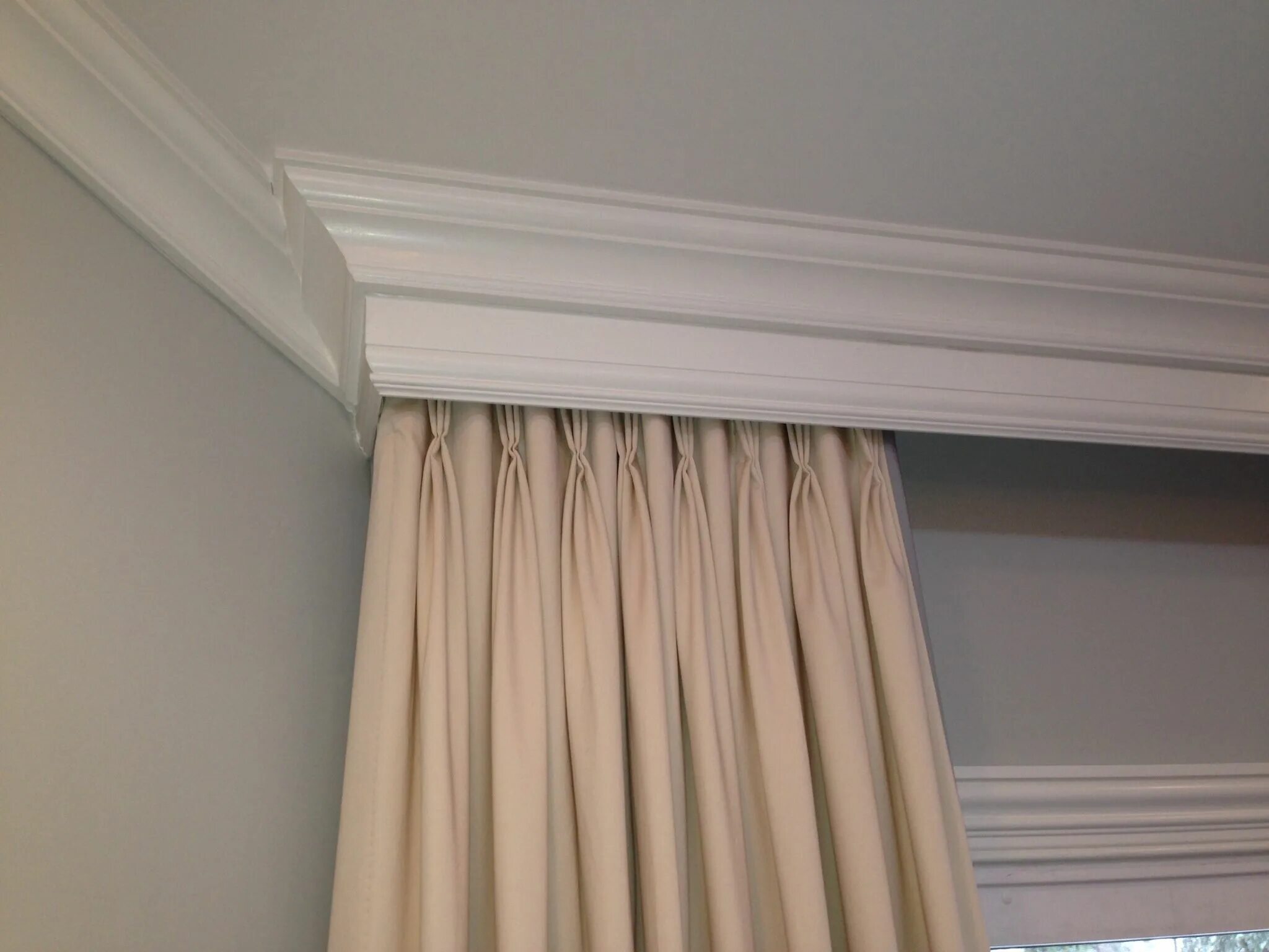 Потолочный карниз потолков фото со шторами 3 finger pinch pleat installed in custom crown valance Home decor, Window draper