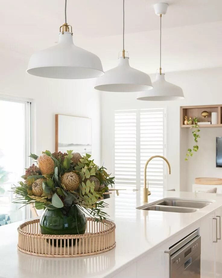 Потолочный светильник в интерьере кухни Hatch Interiors ✖ Adriana on Instagram: "KITCHEN PENDANTS As homeowners we run i