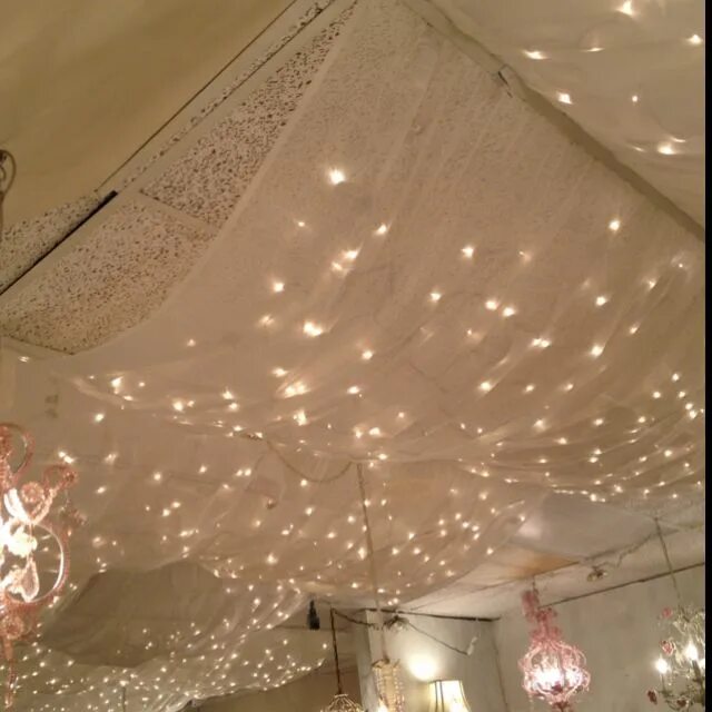 Потолок гирлянда фото More tule and Christmas lights! Fabric ceiling, Canopy architecture, Diy canopy