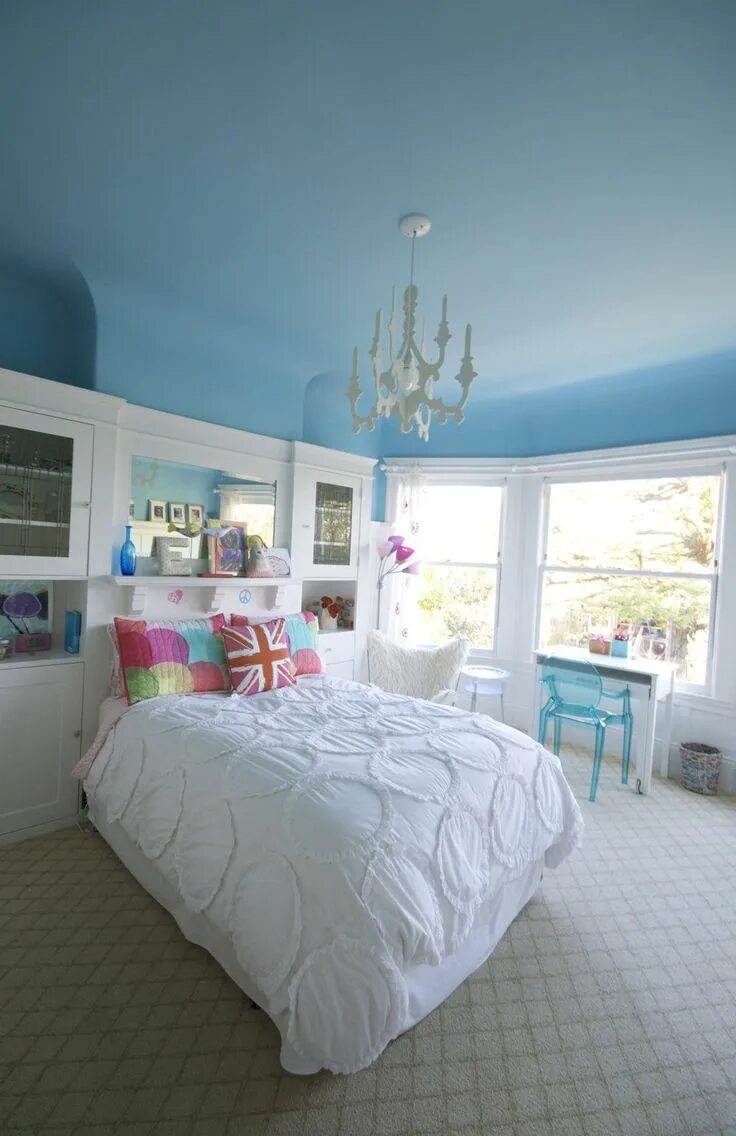 Потолок голубого цвета фото The Look for Less: Emma's Bedroom on a Budget Blue ceilings, Remodel bedroom, Be