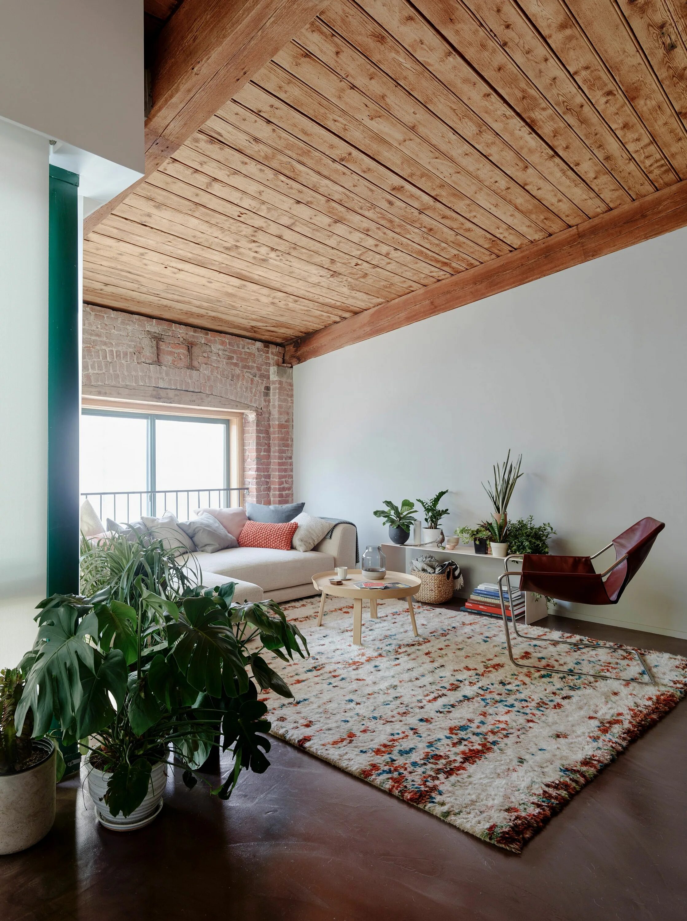 Потолок из досок в доме фото General Assembly exposes wooden beams inside revamped Brooklyn loft Rustic home 