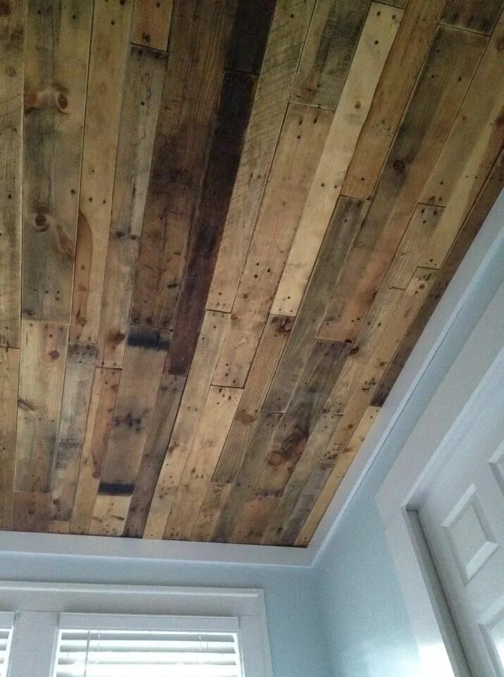 Потолок из досок в доме фото Stylish Home Basement Ceiling Ideas for Different Rooms Barn wood ceiling, Palle