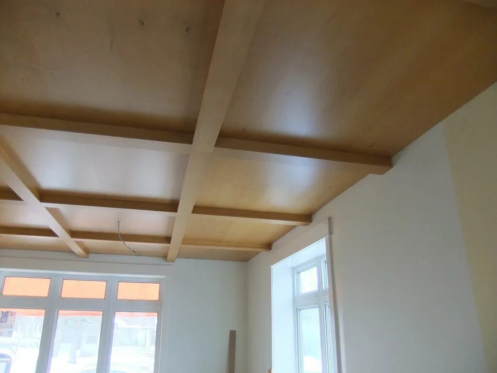 Потолок из фанеры в деревянном доме фото Plywood ceiling Plywood ceiling, Easy basement ceiling, Basement ceiling ideas c