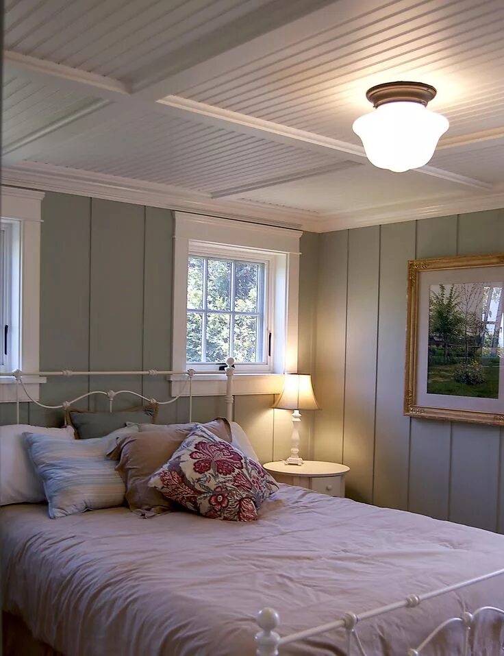 Потолок из вагонки фото в интерьере I like the bead board ceiling. Cottage bedroom, Small coastal cottage, Home bedr