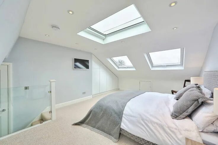 Потолок мансарды фото L-shaped loft conversion wimbledon homify Modern style bedroom, Loft spaces, Rem