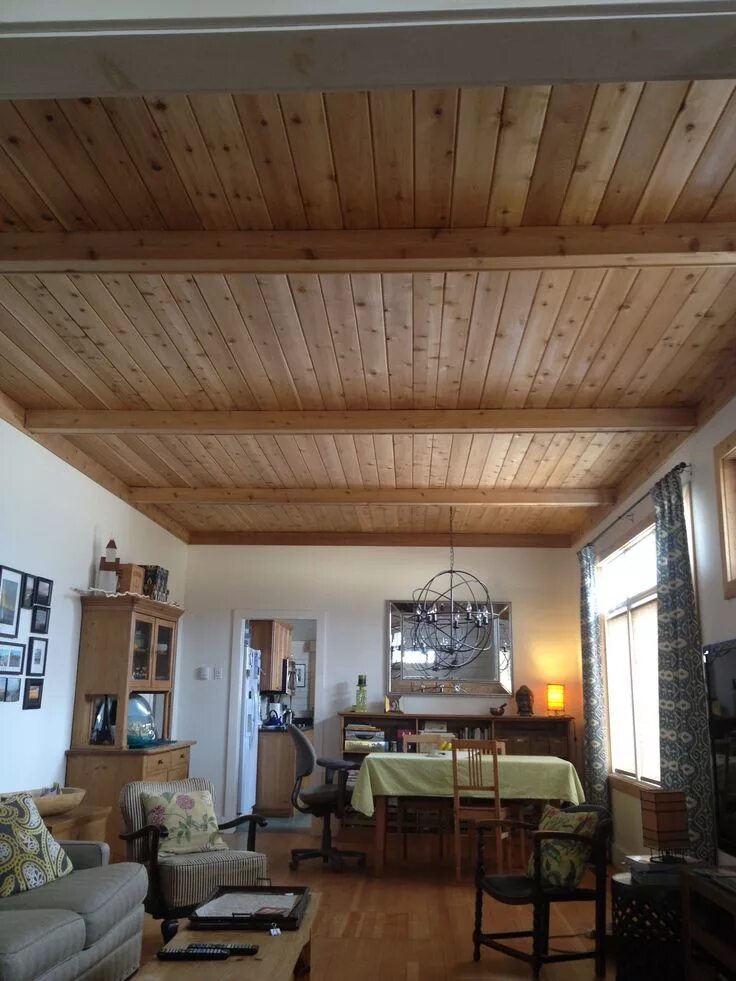 Потолок на даче варианты отделки своими руками Cedar Plank ceiling in cottage with false beams Wood plank ceiling, Wooden ceili