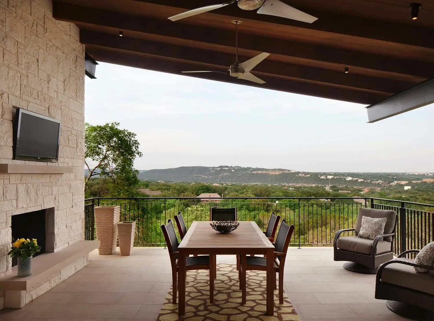 Потолок на террасе фото Texas Hill Country home boasts inviting design and coveted views Hill country ho