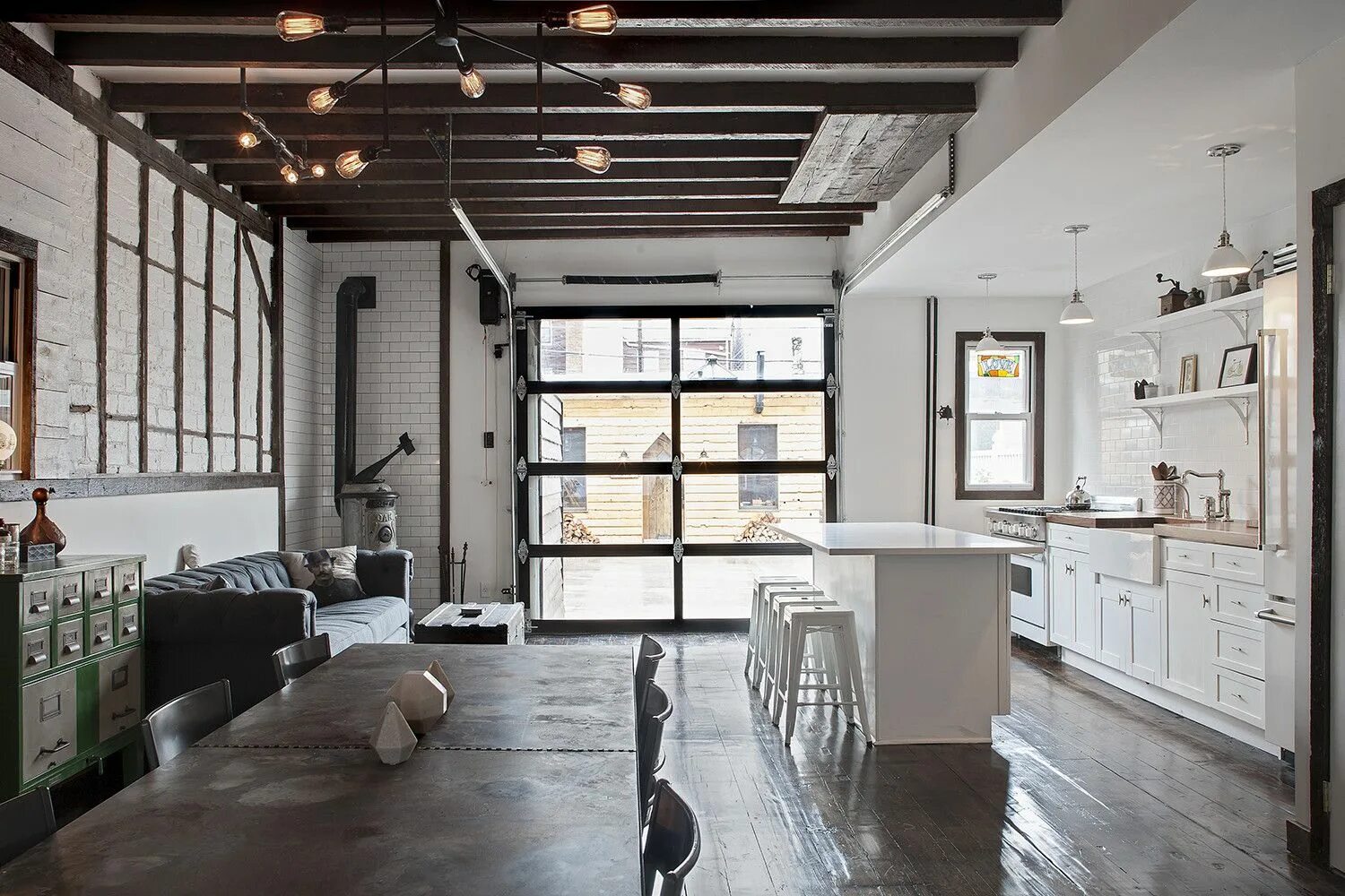 Потолок под лофт стиль Williamsburg's Western-style Lodge Unites Traveling Creatives Home, Loft living,