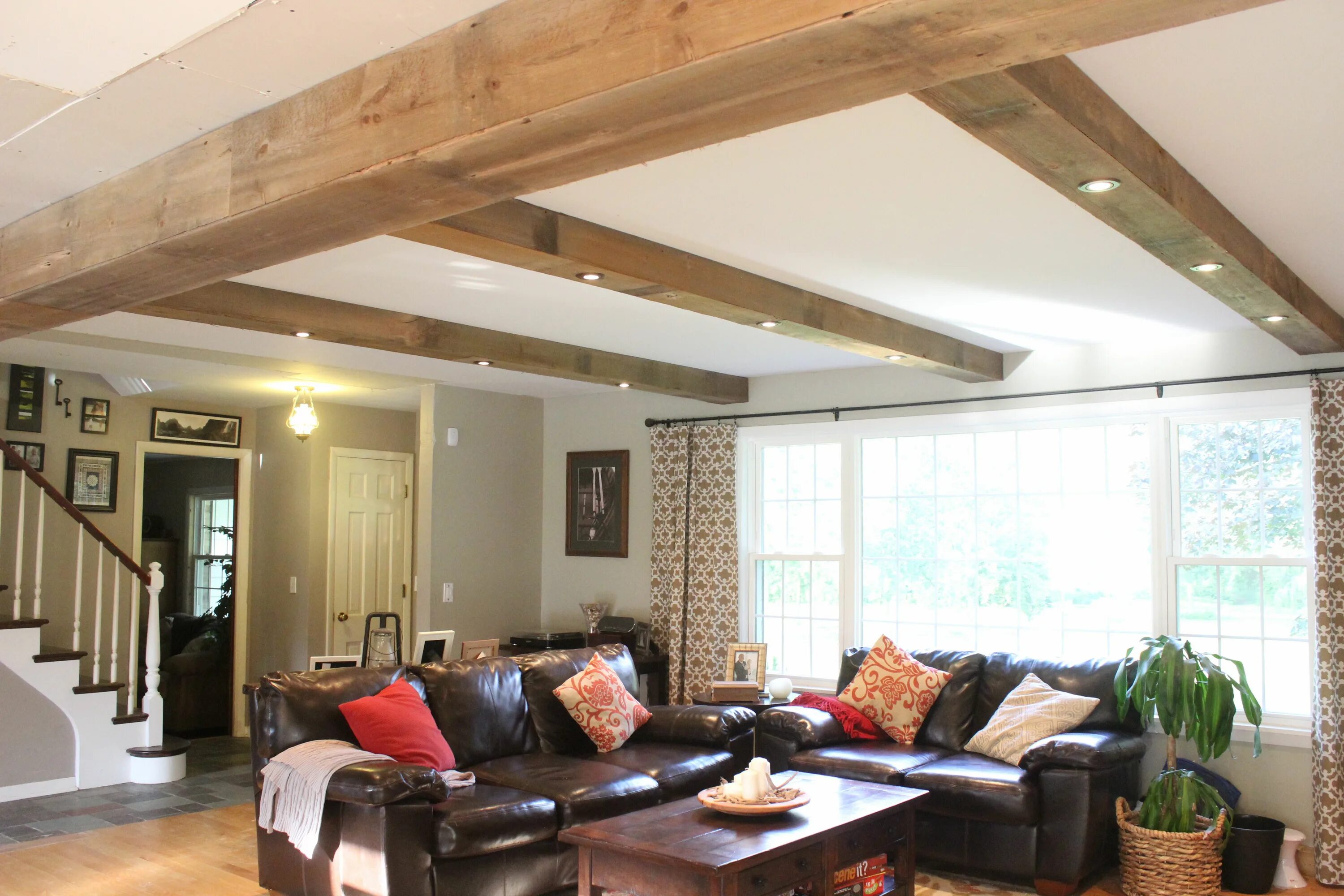 Потолок с балками дизайн фото DIY Reclaimed Barn Wood Beams Living room remodel, Room remodeling, Wood beam ce