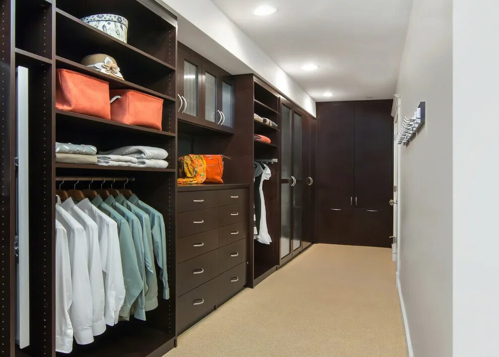 Потолок в гардеробной фото Mt. Hood Maple Walk-In Closet - Современный - Гардеробная - Сан-Франциско - от э