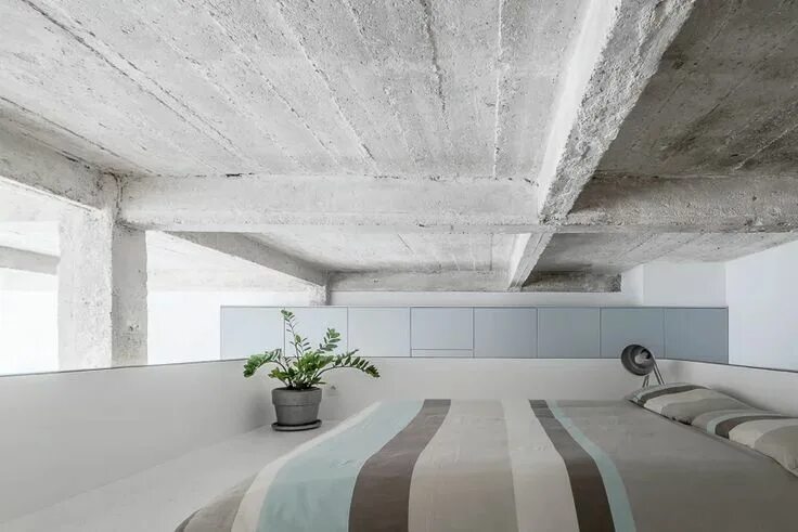 Потолок в стиле лофт бетон SABO project drops an aluminum island in a raw parisian loft Paris loft, Industr