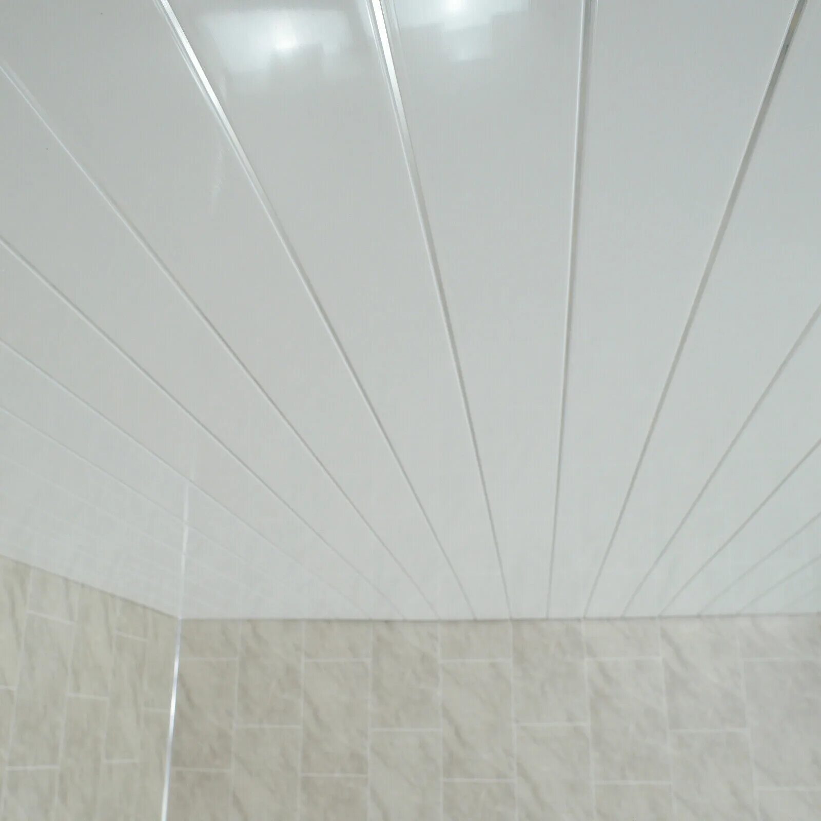 Потолок ванной комнаты пластиковыми панелями фото Gloss White Chrome Strip 5mm PVC Bathroom Kitchen Ceiling Cladding Panels купить