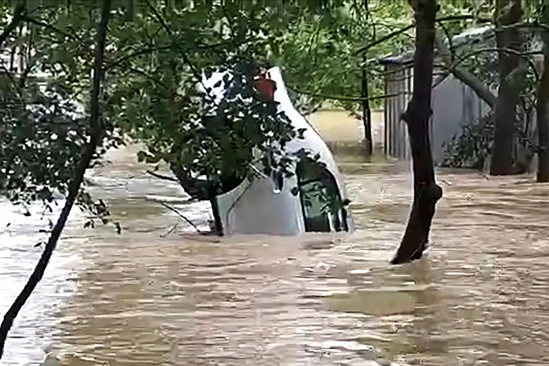 Потоп керчь фото пролетарская 50 срз В Ялте из-за разлива реки Водопадная подтопило дома и дороги - Российская газета