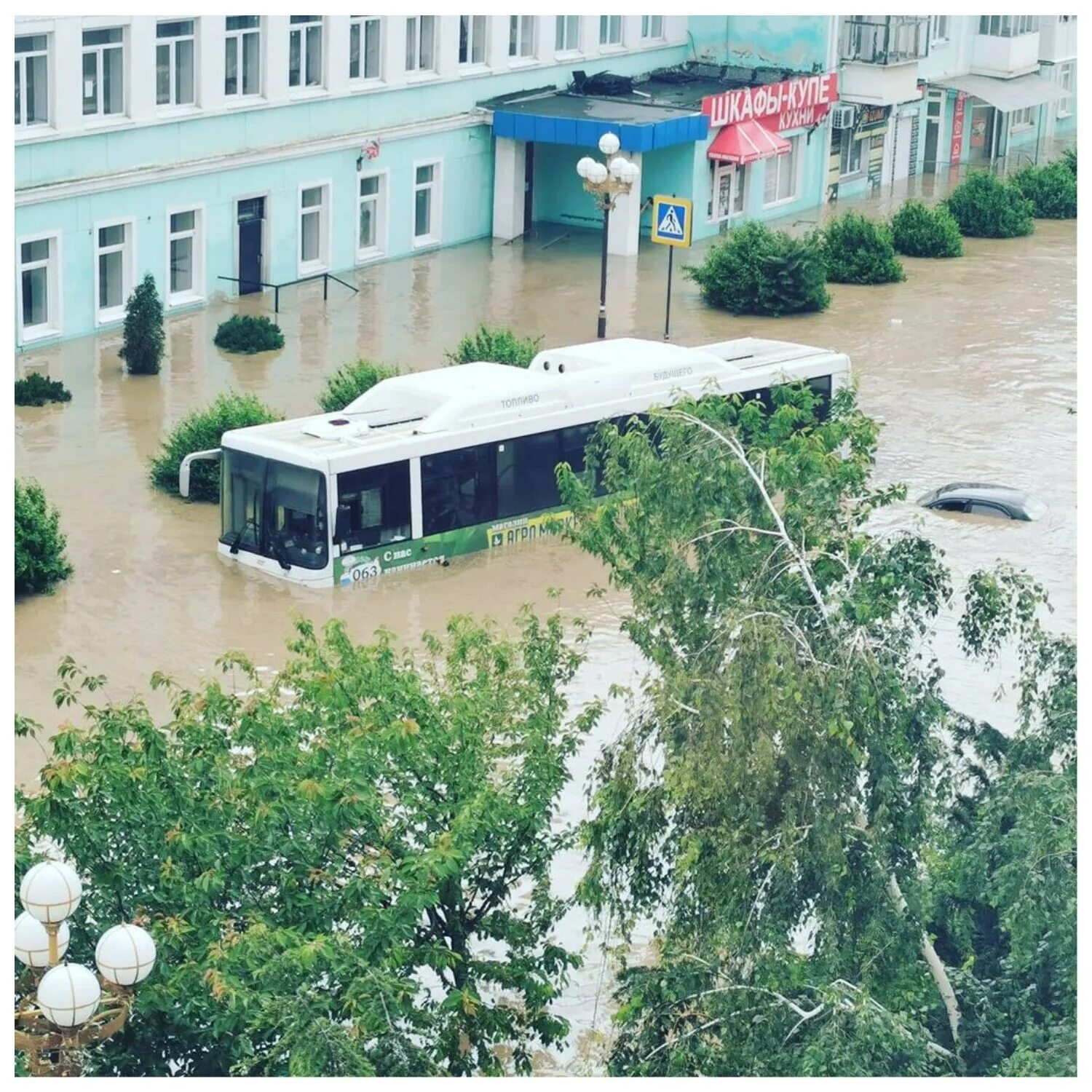 Потоп керчь фото пролетарская 50 срз Керчь в Крыму ушла под воду из-за мощного ночного ливня: фото ужасающего потопа 