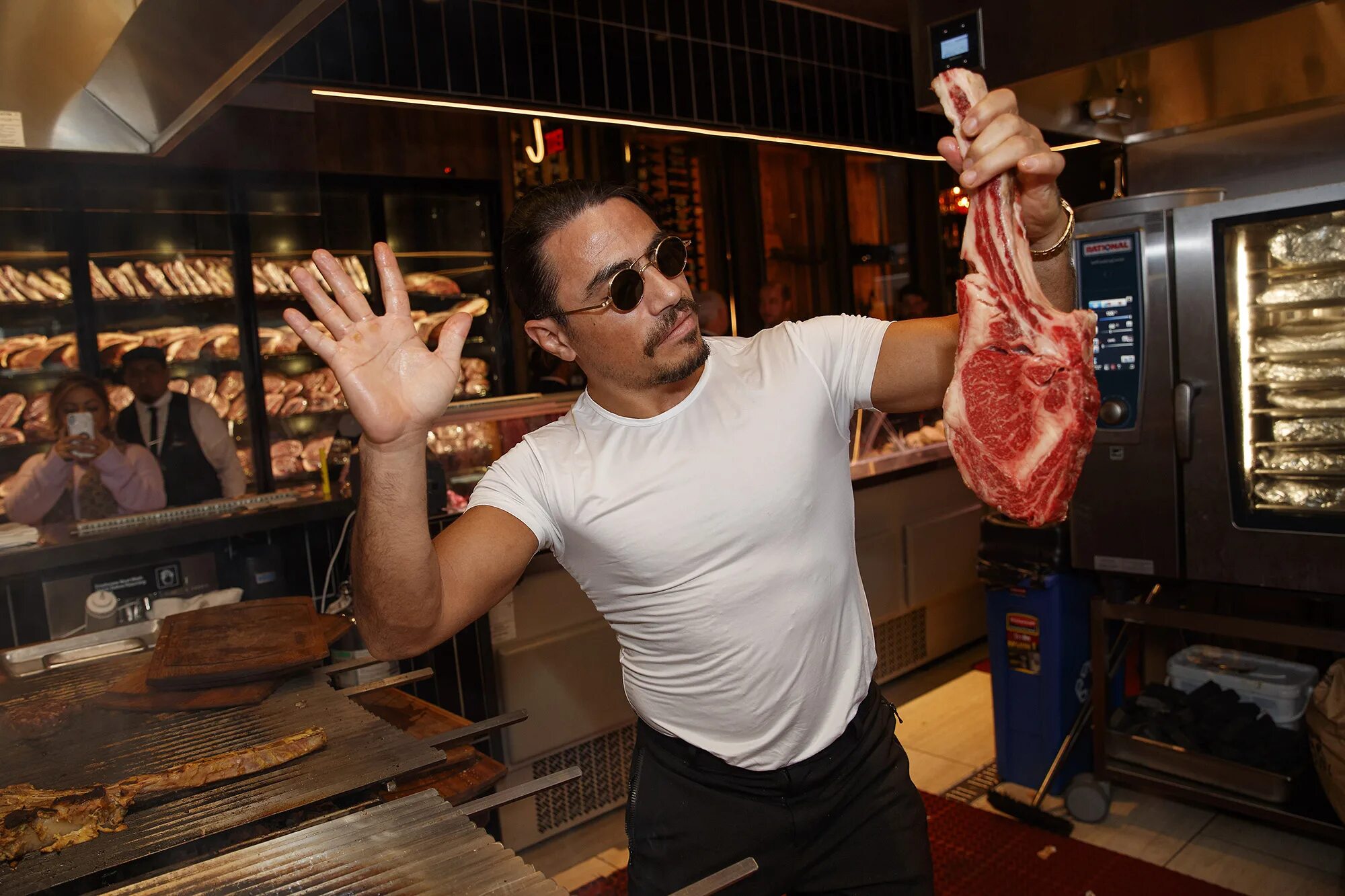 Повар с мясом фото Salt Bae to open new burger joint in Manhattan