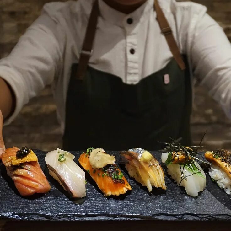 Повар суши фото The Absolute Best Omakase Sushi Spots in NYC for Every Budget Sushi, Omakase, Tr