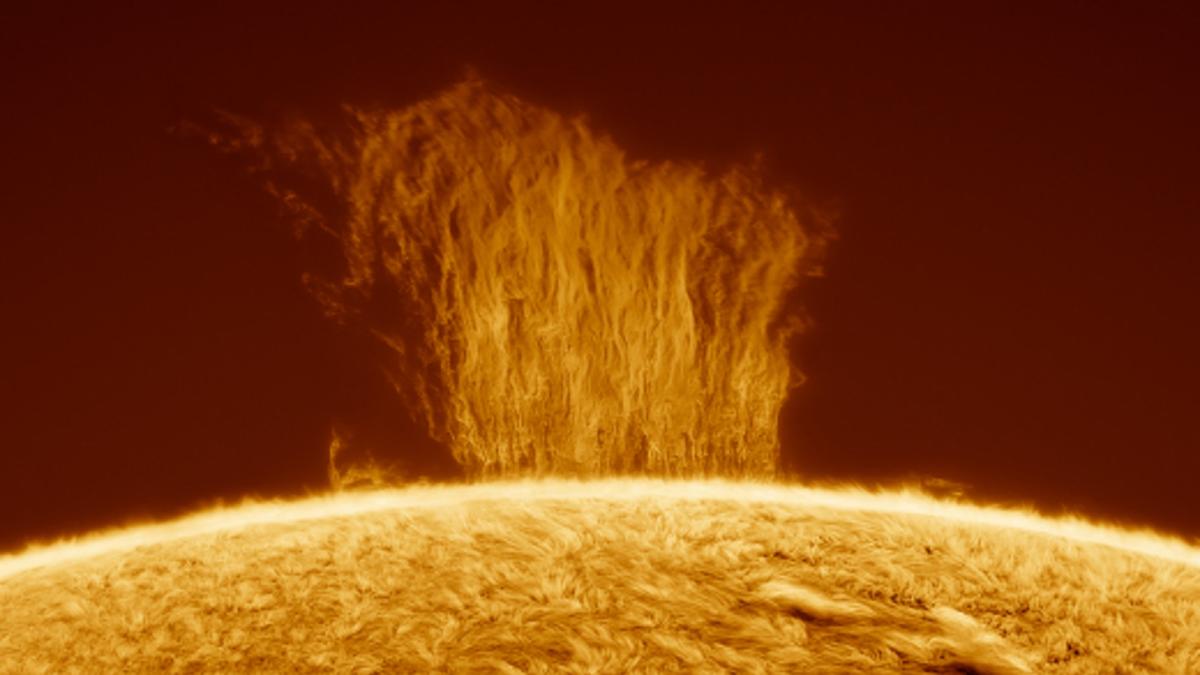 Поверхность солнца фото 60,000-mile-tall 'plasma waterfall' snapped showering the sun with impossibly fa