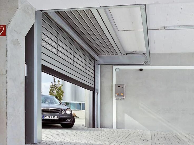 Поворотные ворота фото HSS 6530 Roller garage door by HÖRMANN ITALIA Garage doors, Garage, Architecture