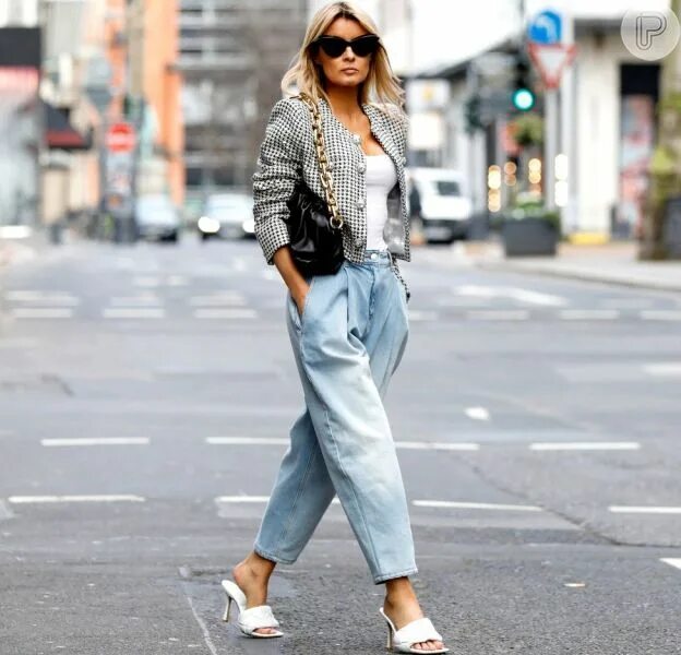 Повседневная мода фото Conheça a calça jeans que está em alta no street style! Saiba dicas para usar já