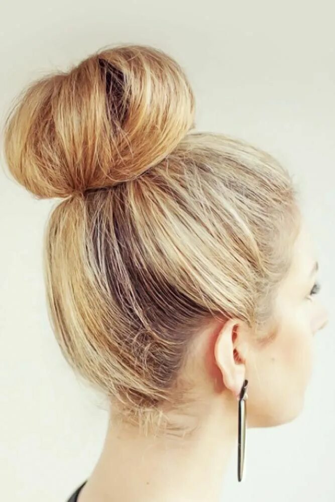 Повседневная прическа фото 32 Chignon Bun Hairstyles To Get A Stylish Look Bun hairstyles, Donut bun hairst