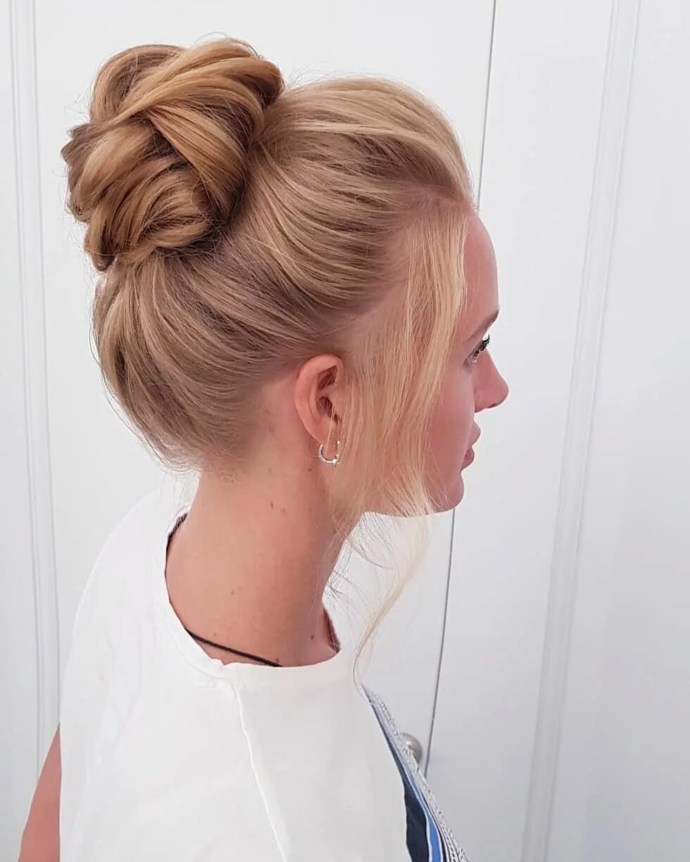 Повседневные прически Hairstyle bun - a bright trend of the year - Armonissimo