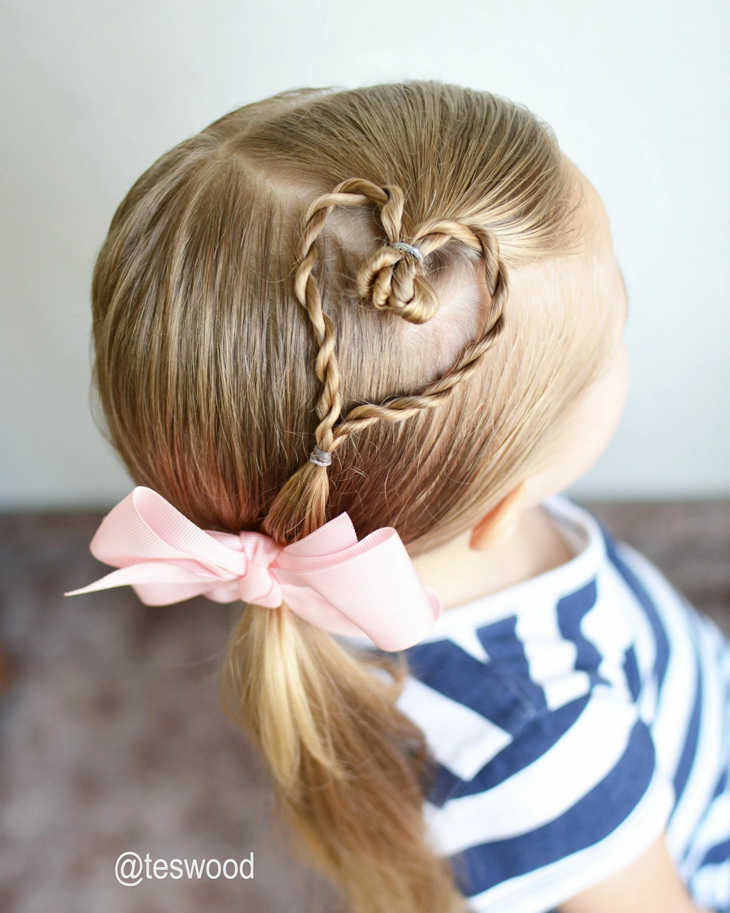 Повседневные прически для девочек Rope braids into a heart and a side ponytail! Girl hair dos, Happy hair, Baby gi