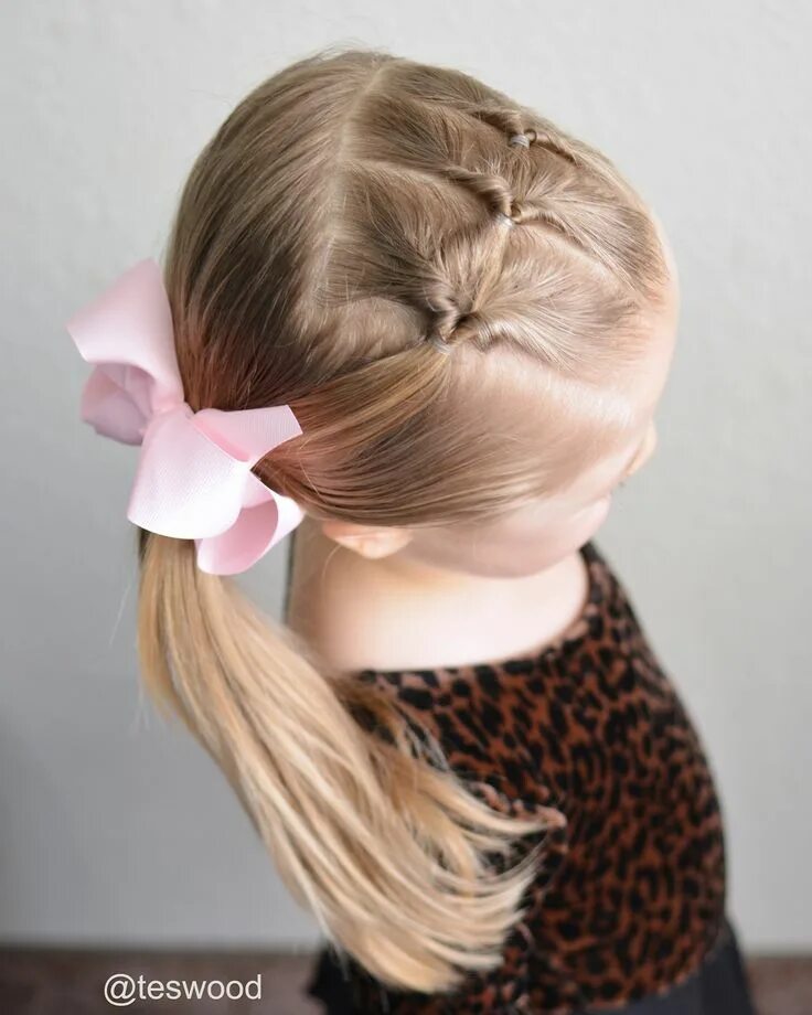 Повседневные прически для девочек Three flips into a side ponytail. Cute and simple toddler style! Side ponytail h