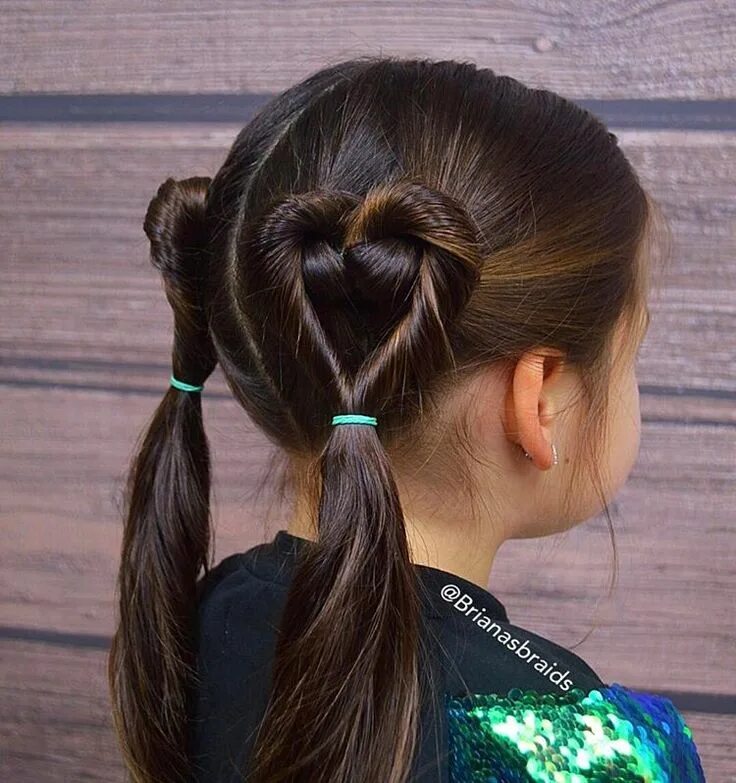 Повседневные прически для девочек в школу Mariya on Instagram: "Sweet little heart ponytails for school today. So glad it'