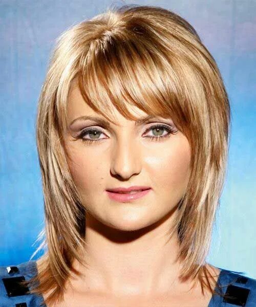 Повседневные стрижки на средние волосы фото Pin by Debbie Carpenter on Hair Golden hair color, Medium hair styles, Short str