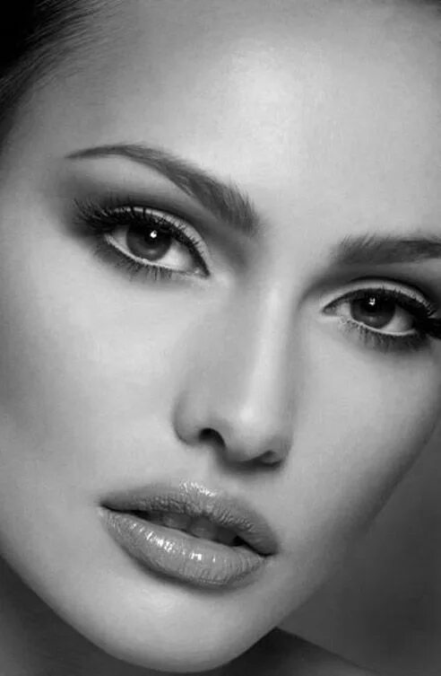 Повседневный макияж для карих Pin by Max HR on Woman Black & White II Pink lips, Stunning eyes, Beautiful face