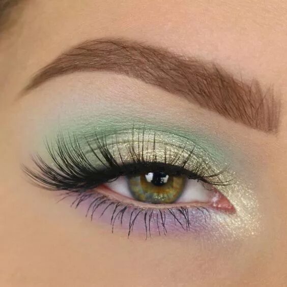 Повседневный макияж для зеленых глаз 25 façons trop canons de porter du vert sur les yeux ! Colorful eye makeup, Make