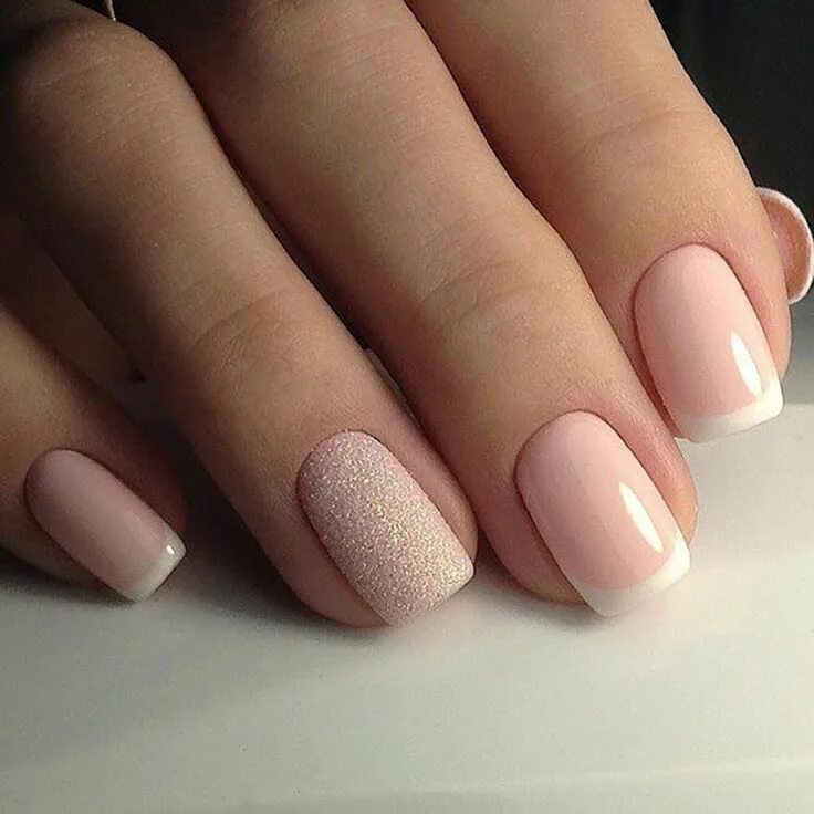 Повседневный маникюр фото Фото маникюра: 40 лучших идей для офиса Gel nails french, French nails, Glitter 