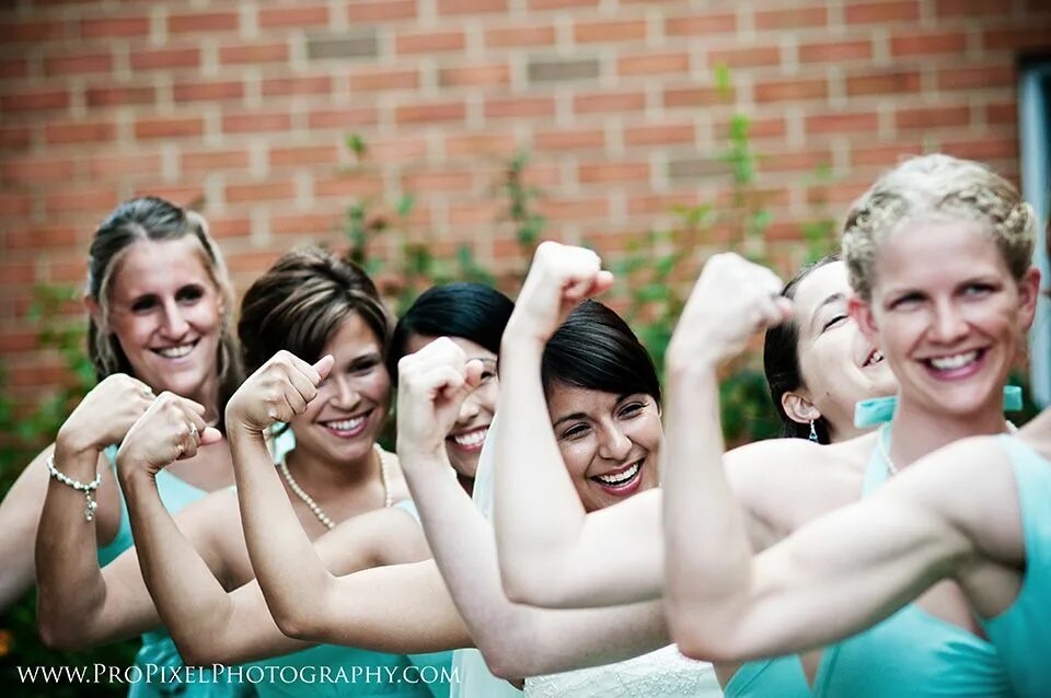 Повтори смешные фото Bride and Bridesmaids Flexing Muscles Storkie.com Bride workout, Young wedding, 