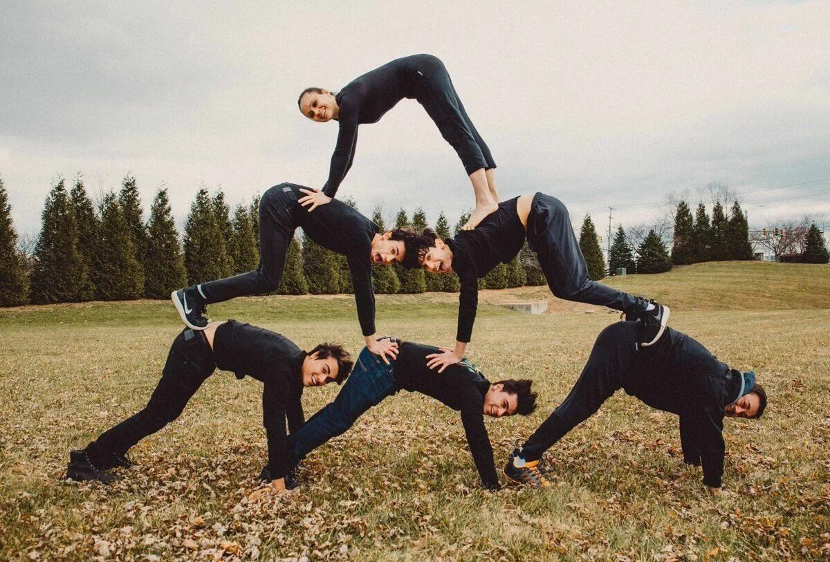 Повтори смешные фото The Dobre Pyramid ❤ Funny group pictures, Friend photoshoot, Group picture poses