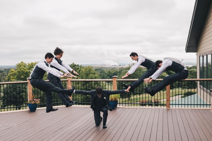 Повтори смешные фото PsBattle: Groomsmen helping the groom have an awesome picture on his wedding day